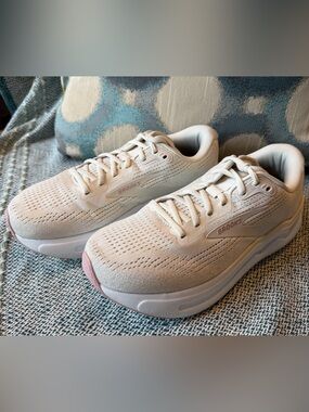 Brooks Ghost Max 2 Women 9.5 2E Extra Wide Running Shoes Coconut Milk